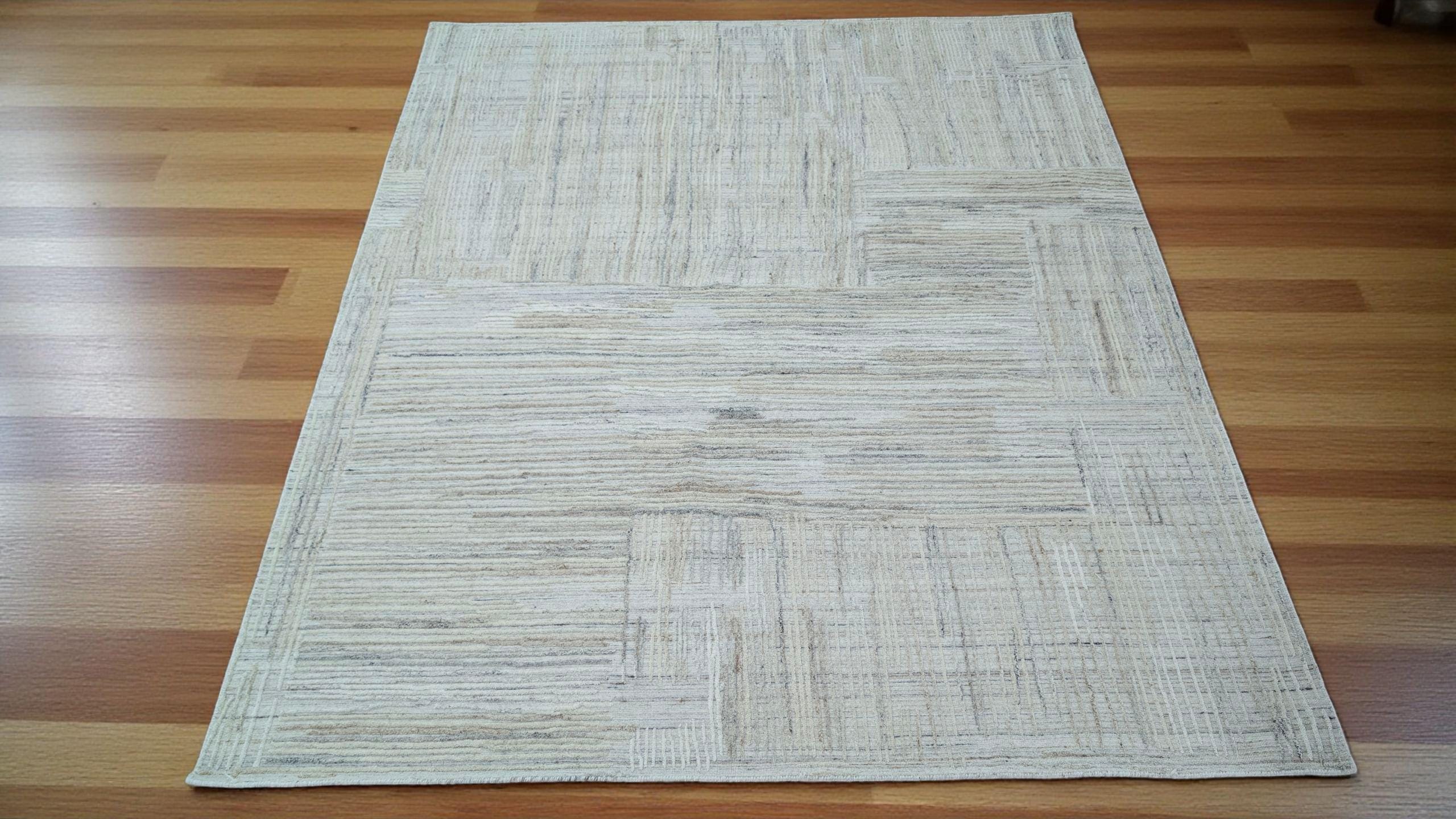 Modern Abstract Design Wool Rug with Hand-Carved Detail, Textured Exquisite Floor Covering, Artisanal Hand-Tufted Carpet