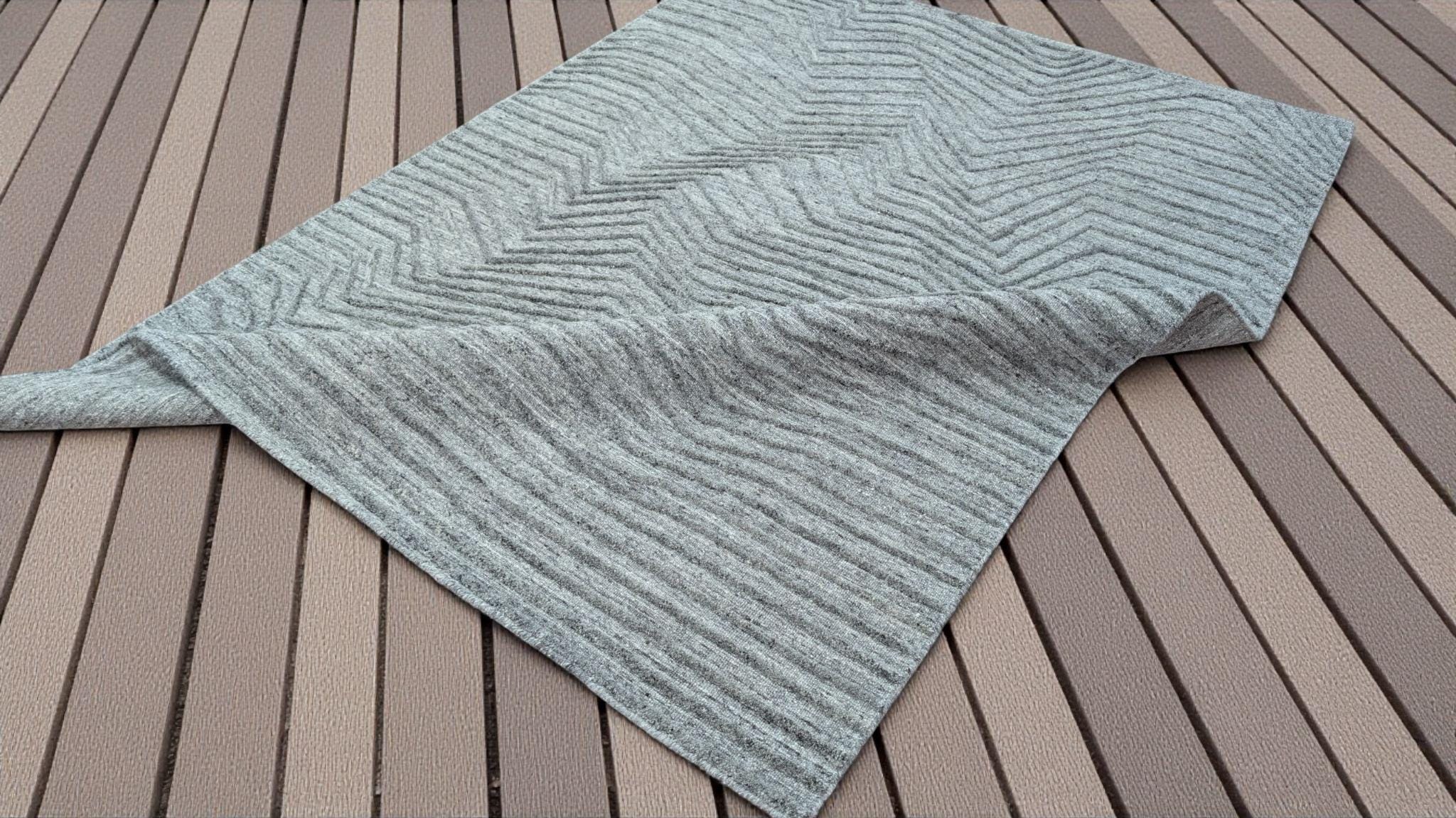 Exquisite Handmade Wool Rug with Hand-Carved Detail, Artisanal Hand-Tufted Carpet, Unique Design for Modern Home, High-Quality and Durable