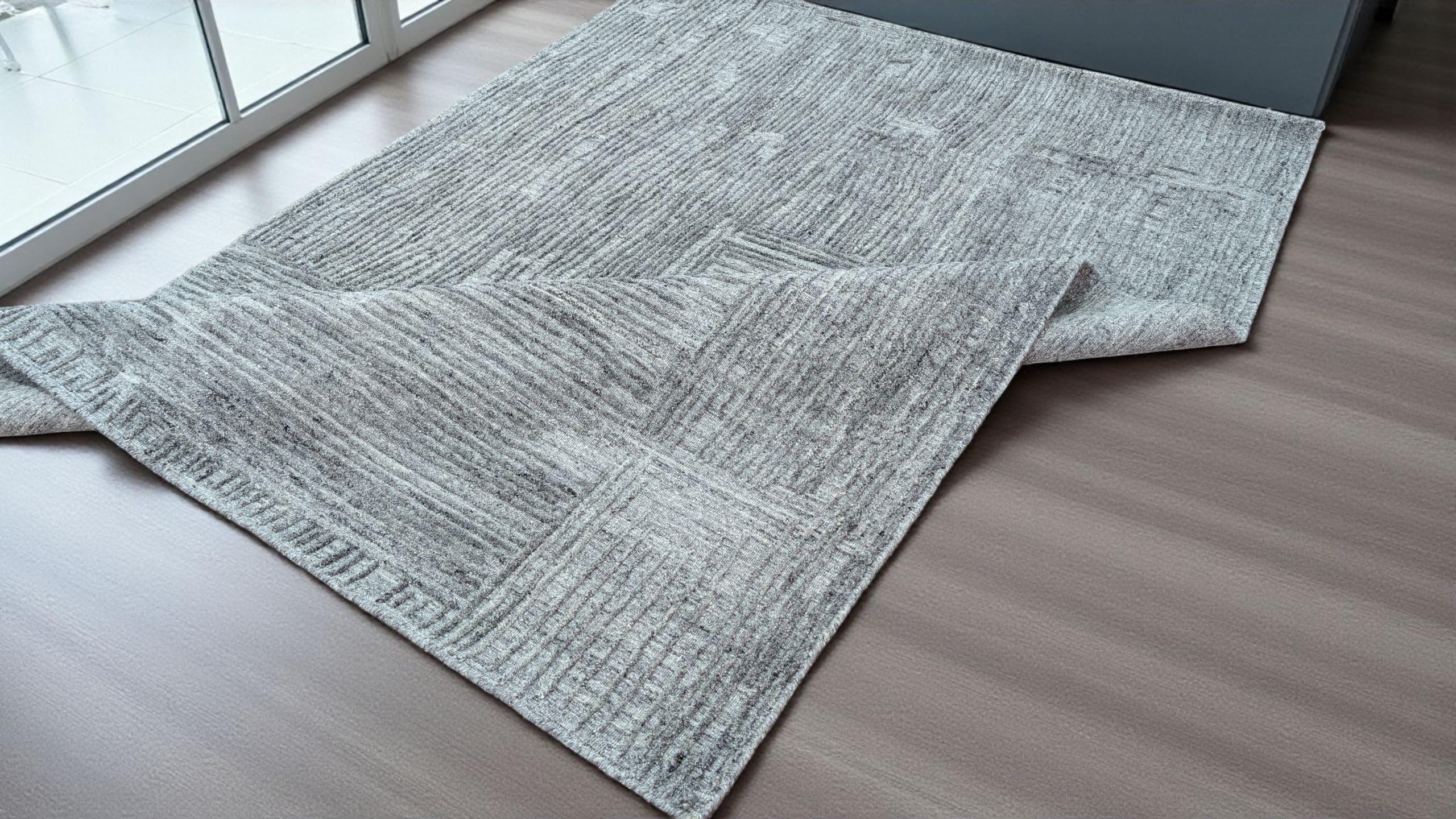 Modern Abstract Design Wool Rug with Hand-Carved Detail, Textured Exquisite Floor Covering, Artisanal Hand-Tufted Carpet