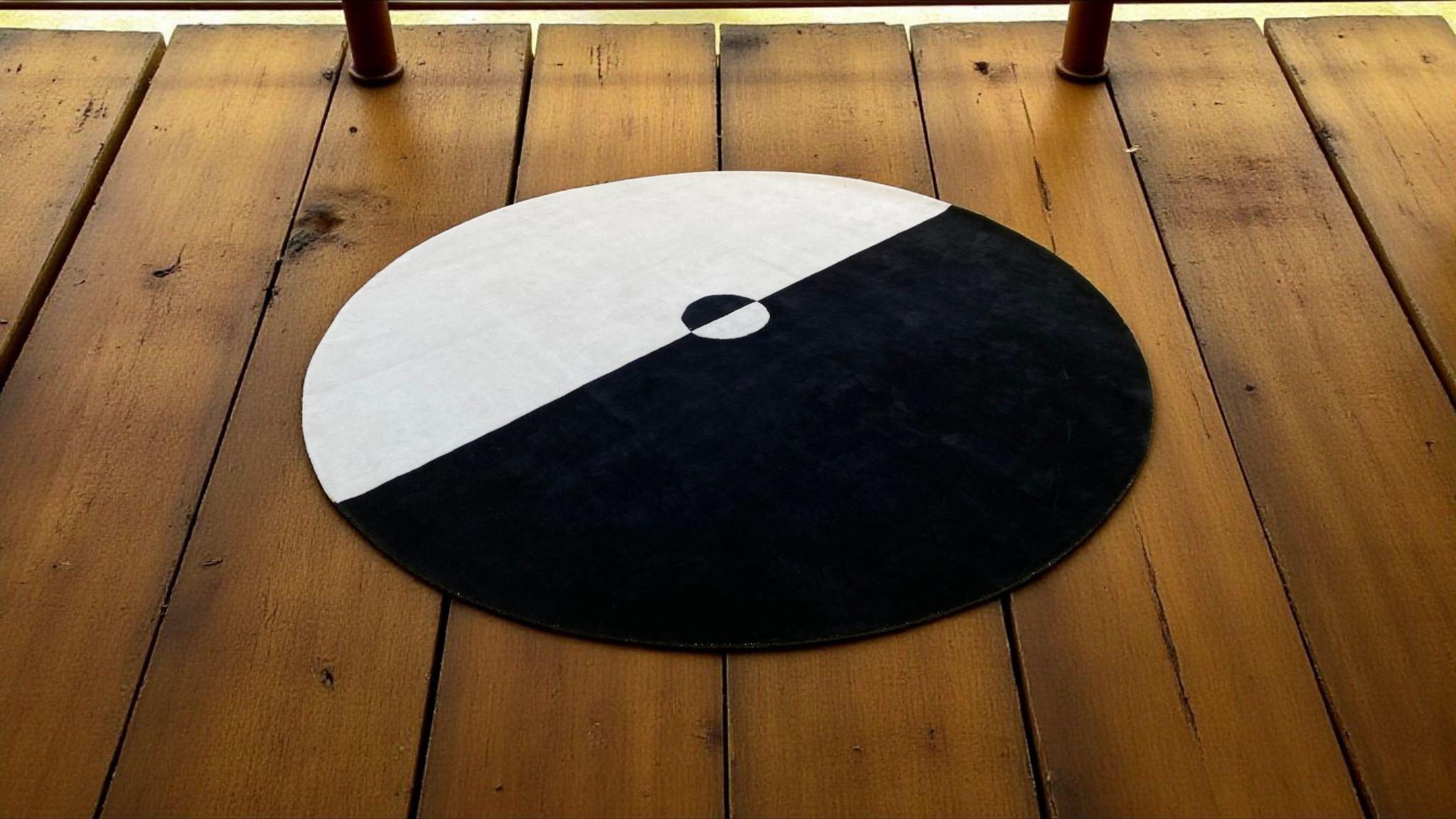 Handmade Round Wool Rug Minimalist High-Low Pile White & Black Area Carpet for Living Room